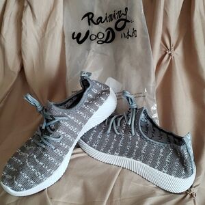 Raining Wood Memory Foam Sports Shoe with Gray and White Fabric Upper Size 6.5